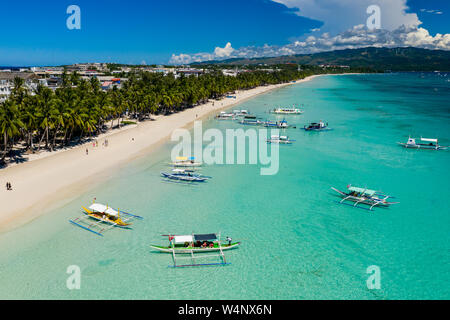 Il Boracay, Filippine - 18 giugno 2019: barche a vela attorno alla famosa spiaggia di sabbia bianca dell'isola di Boracay. Il Boracay Island è stato recentemente riaperto Foto Stock