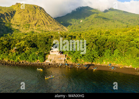 Antenna fuco vista della bella luce della sera e le nuvole sui vulcani su un isola tropicale (Camiguin, Filippine) Foto Stock