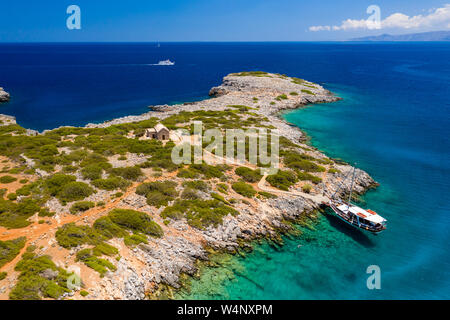 Antenna fuco vista di Greci tradizionali barche di legno galleggianti su acque cristalline del Mare Egeo (Creta) Foto Stock