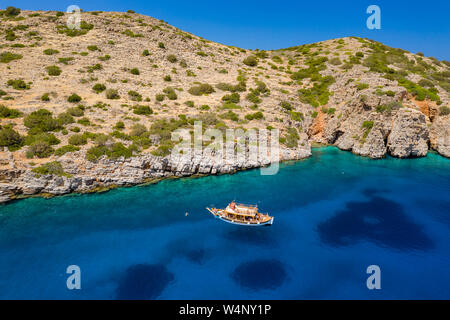 Vista aerea del swimmiers e dello snorkeling in una calda, crystal clear ocean, a Creta (Grecia) Foto Stock