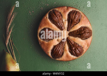 Dolce tradizionale con frutti, autunno specifici. Tutta la torta di pere su un tavolo rustico. Soffice torta fatta con frutta Foto Stock