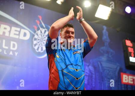 Imperatrice sala da ballo giardini invernali, Blackpool, Lancashire, Regno Unito. Il 24 luglio, 2019. 2019 Betfred World Matchplay freccette; Giorno Cinque; Daryl Gurney elogia la folla che si prepara per il suo credito di match: Azione Plus sport/Alamy Live News Foto Stock