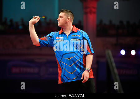 Imperatrice sala da ballo giardini invernali, Blackpool, Lancashire, Regno Unito. Il 24 luglio, 2019. 2019 Betfred World Matchplay freccette; Giorno Cinque; Daryl Gurney si prepara a lanciare il suo credito dart: Azione Plus sport/Alamy Live News Foto Stock