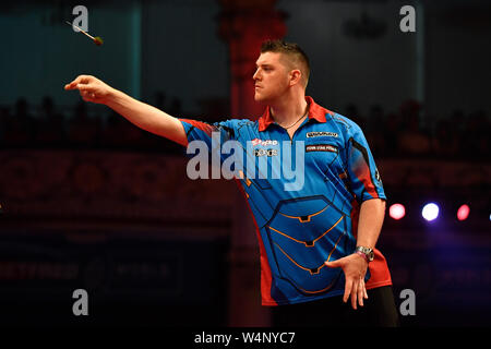 Imperatrice sala da ballo giardini invernali, Blackpool, Lancashire, Regno Unito. Il 24 luglio, 2019. 2019 Betfred World Matchplay freccette; Giorno Cinque; Daryl Gurney getta il suo credito dart: Azione Plus sport/Alamy Live News Foto Stock