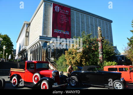 Giorni della Classic Deuce Coupé a Victoria BC, Canada. Auto classiche di fronte all'Empress Hotel e al museo BC. Foto Stock