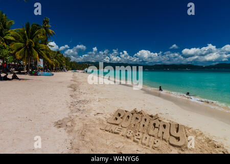 Il Boracay, Filippine - 18 giugno 2019: un castello di sabbia sulla spiaggia bianca sull'isola filippina di Boracay. L'isola di Boracay è stato recentemente riaperto a Foto Stock