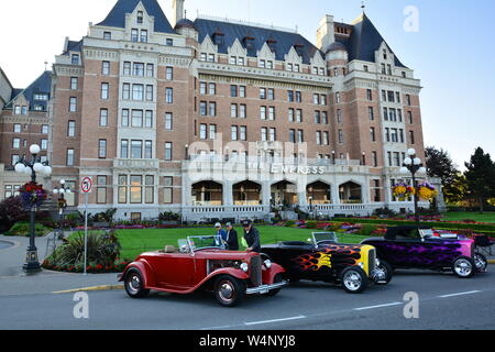 Giorni della Classic Deuce Coupé a Victoria BC, Canada. Auto classiche di fronte all'Empress Hotel e al museo BC. Foto Stock