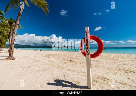 Un anello di vita e marcatore bagnino post su una bella spiaggia sabbiosa tropicale (Boracay Island) Foto Stock