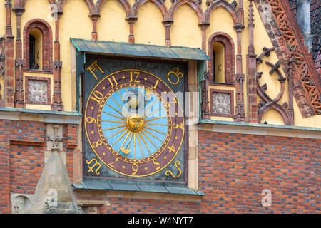 Dettagli architettonici del gotico Vecchio Municipio sulla Piazza del Mercato di Wroclaw. Polonia Foto Stock