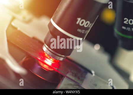 Microscopio in laboratorio medico analizzando un campione di prova Foto Stock