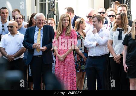 Boris Johnson Contatti ragazza Carrie Symonds a Downing Street durante il suo primo discorso come PM. Londra, Regno Unito. 24/07/2019 | Utilizzo di tutto il mondo Foto Stock