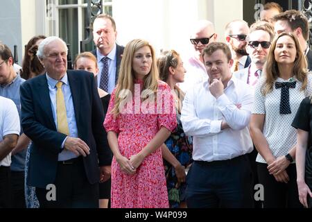 Boris Johnson Contatti ragazza Carrie Symonds a Downing Street durante il suo primo discorso come PM. Londra, Regno Unito. 24/07/2019 | Utilizzo di tutto il mondo Foto Stock