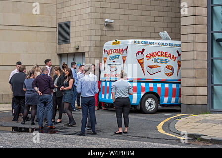 Ufficio lavoratori formano una coda a un gelato van durante eccezionalmente caldo. Edimburgo, Scozia, Regno Unito. Foto Stock