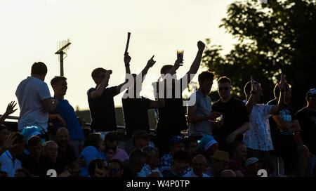 Hove SUSSEX REGNO UNITO 24 Luglio 2019 - appassionati di godere del sole serale durante la vitalità Blast Gruppo Sud Match tra Sussex squali e Hampshire al primo centro di County Ground a Hove . Credito : Simon Dack / Alamy Live News Foto Stock