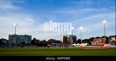 Hove SUSSEX REGNO UNITO 24 Luglio 2019 - appassionati di godere del sole serale durante la vitalità Blast Gruppo Sud Match tra Sussex squali e Hampshire al primo centro di County Ground a Hove . Credito : Simon Dack / Alamy Live News Foto Stock