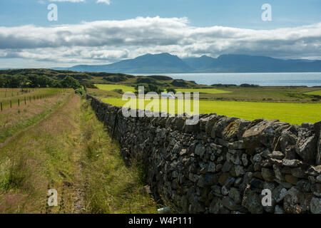 Splendida vista guardando oltre al Isle of Arran con un camper parcheggiato in un campeggio selvaggio spot, Garrochty, Isle of Bute, Scozia Foto Stock
