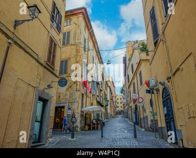 Frascati, Lazio, Italia - 4 Settembre 2017: Street della città di Frascati, case dipinte in tonalità giallo sotto un cielo blu Foto Stock