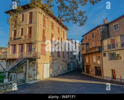 Saint Affrique, Midi Pirenei, Francia - 24 Settembre 2017: Il vecchio hotel chiuso su una strada solitaria in un villaggio francese Foto Stock