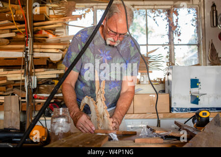 Ritratto di un uomo progetto di assemblaggio in officina Foto Stock