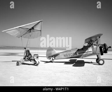 Ricerca di parapendio Paresev del veicolo 1-A e la Stearman Sport biplano seduto su Rogers Lakebed secco al volo la NASA Research Center, Edwards, California, 24 agosto 1962. Immagine cortesia Nazionale Aeronautica e Spaziale Administration (NASA). () Foto Stock