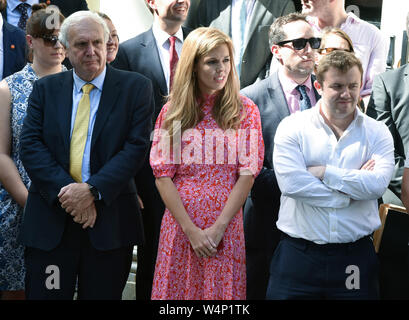 Carrie Symonds, il nuovo British Primo ministro della fidanzata visto in Downing Street nel corso di Boris Johnson prima conferenza stampa come il PM.partito conservatore britannico candidato Boris Johnson è diventato il nuovo primo ministro dopo Theresa Maggio di rassegnare le dimissioni alla regina. Foto Stock