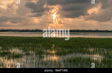 Isola Pinckney, South Carolina, Stati Uniti d'America - Luglio 23, 2018: tramonto sull isola Pinckney, una piccola riserva naturale in Carolina del Sud Foto Stock