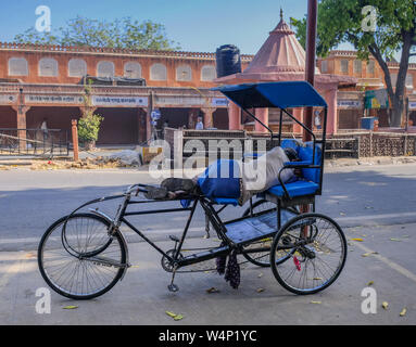 Jaipur, Rajastan, India - 1 Aprile 2018: uomo disteso su un triciclo in una strada a Jaipur Foto Stock
