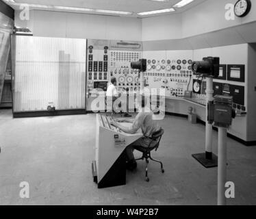 Gli ingegneri della NASA in sistemi di propulsione laboratorio sala di controllo presso la John H Glenn Research Center, Cleveland, Ohio, 1954. Immagine cortesia Nazionale Aeronautica e Spaziale Administration (NASA). () Foto Stock