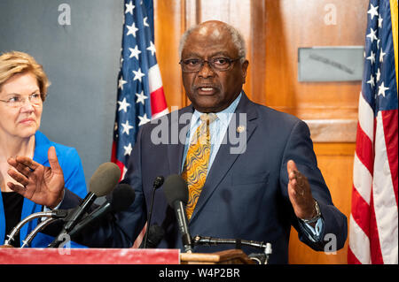 Stati Uniti Rappresentante Jim Clyburn (D-SC) parla nel corso di una conferenza stampa durante la presentazione di una proposta di legge per annullare gli studenti prestito debito detenuto presso il Campidoglio di Washington DC. Foto Stock