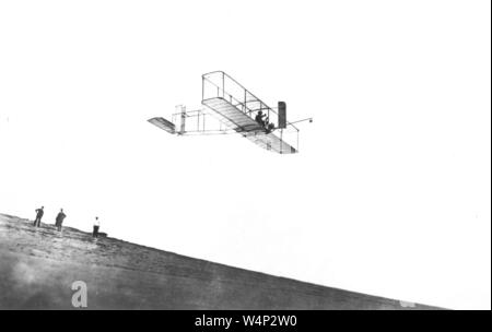 Fratelli Wilbur ed Orville Wright prova la loro aliante a Kitty Hawk, Carolina del Nord, 24 ottobre 1911. Immagine cortesia Nazionale Aeronautica e Spaziale Administration (NASA). () Foto Stock