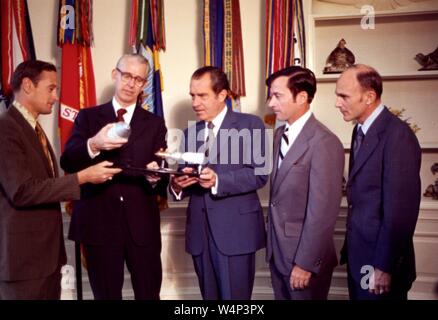 La NASA Apollo 16 astronauti John W Giovani, Charles M duca, e Thomas K Mattingly, con Amministratore della NASA Dr James C Fletcher presentando un modello di veicolo spaziale Apollo-Soyuz al presidente Richard Nixon alla Casa Bianca di Washington, Distretto di Columbia, 15 giugno 1972. Immagine cortesia Nazionale Aeronautica e Spaziale Administration (NASA). () Foto Stock