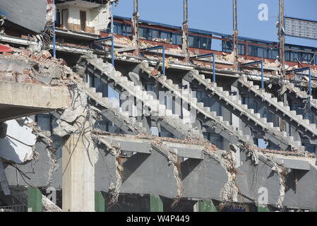 Madrid, Spagna. Il 24 luglio 2019. Demolita pareti di Vicente CalderÃ³n stadium.Demolizione continua al Vicente Calderon in Atletico de Madrid vecchio stadio. Atletico Madrid si aspettano di incassare un totale di €180m dalla vendita della zona che hanno tenuto la loro Vicente Calderon vecchio stadio che hanno liberato a conclusione della campagna 2016/17 per spostare la Wanda Metropolitano Stadium. Credito: John Milner/SOPA Immagini/ZUMA filo/Alamy Live News Foto Stock