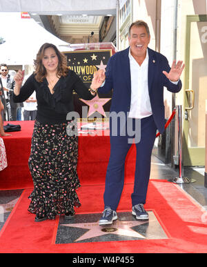 Los Angeles, Stati Uniti d'America. Luglio 24, 2019: Kenny Ortega & Kathy Najimy all'Hollywood Walk of Fame Star Cerimonia in onore di Kenny Ortega. Foto: Paul Smith/Featureflash Credito: Paul Smith/Alamy Live News Foto Stock