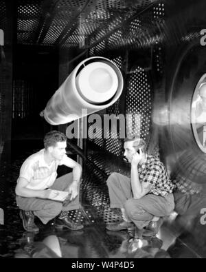 I tecnici della NASA preparare un statoréacteur ingresso per il collaudo in 8 x 6 supersonica in galleria del vento, John H. Glenn Research Center al campo di Lewis, Cleveland, Ohio, 31 luglio 1957. Immagine cortesia Nazionale Aeronautica e Spaziale Administration (NASA). () Foto Stock