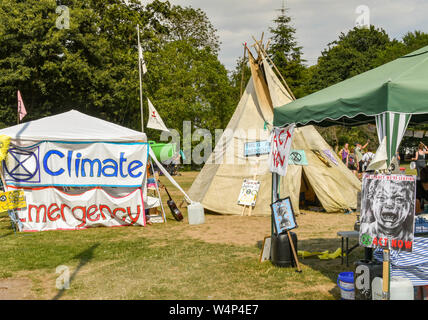 CARDIFF, GALLES - Luglio 2019: campo di fortuna con bancarelle e tepee impostato per l'Emergenza climatica protesta da parte di estinzione della ribellione in Cardiff Foto Stock