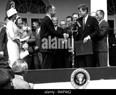 Il presidente John F Kennedy si congratula con l'astronauta Alan B Shepard Jr, il primo americano nello spazio, nel suo storico viaggio in libertà 7 veicoli spaziali, alla Casa Bianca di Washington, Distretto di Columbia, 8 maggio 1961. Immagine cortesia Nazionale Aeronautica e Spaziale Administration (NASA). () Foto Stock