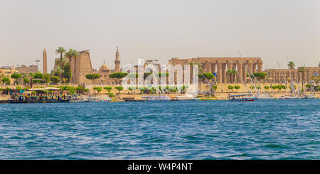 Luxor, Egitto - 16 Aprile 2019: Tempio di Karnak al fiume Nilo a Luxor, Egitto Foto Stock