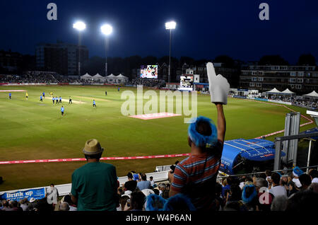 Hove SUSSEX REGNO UNITO 24 Luglio 2019 - Il Sussex appassionati di godere la vitalità Blast Gruppo Sud Match tra Sussex squali e Hampshire al primo centro di County Ground a Hove . Credito : Simon Dack / Alamy Live News Foto Stock