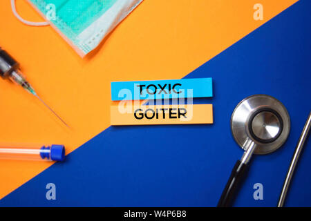 Il gozzo tossico il testo su foglietti adesivi. Vista dall'alto isolato su uno sfondo colorato. Assistenza sanitaria/concetto medico Foto Stock