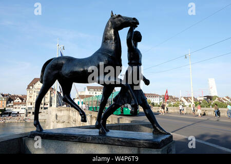 Una scultura di Amazon che conduce un cavallo da Carl Nathan Burckhardt, a mezzo ponte, Basilea, Svizzera Foto Stock