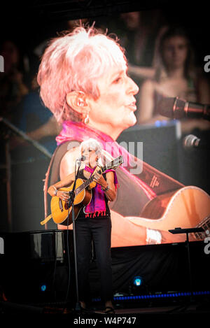 Spiaggia Zurriola, Spagna. Il 24 luglio 2019. Joan Baez eseguendo il 24 luglio 2019 presso il verde Heineken palco posto sulla spiaggia Zurriola, della Heineken Jazz Festival uno dei suoi ultimi concerti prima che ella si ritira come parte del suo tour mondiale "Tariffa la ruota". Luogo 24-28 luglio a Donostia-San Sebastian la 54 edizione di Heineken Jazzaldia 2019 (Country-Spain basco). Il Festival è una delle più antiche in Europa e il più antico in Spagna. Credito: Gary Roberts/Alamy Live News Foto Stock