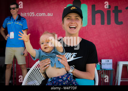 Elina Svitolina dell'Ucraina soddisfa i fan all'2019 Internazionale di Brisbane WTA Premier torneo di tennis Foto Stock