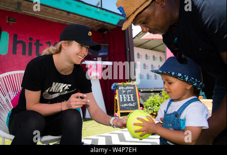 Elina Svitolina dell'Ucraina soddisfa i fan all'2019 Internazionale di Brisbane WTA Premier torneo di tennis Foto Stock