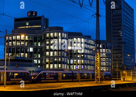 La sede centrale della società di logistica di DB Schenker AG di Essen, presso la stazione ferroviaria principale, Germania, Foto Stock