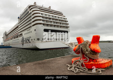 Vista grandangolare dell'attracco della nave da crociera MSC Orchestra al terminal delle navi da crociera di Cobh, Cobh, County Cork, Irlanda Foto Stock