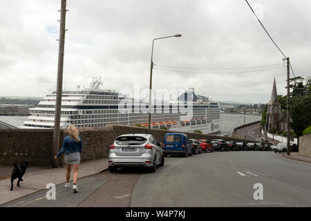 Si affaccia sulla nave da crociera MSC Orchestra che attracca al terminal delle navi da crociera di Cobh, come si vede da Spy Hill Street, Cobh, County Cork, Irlanda Foto Stock