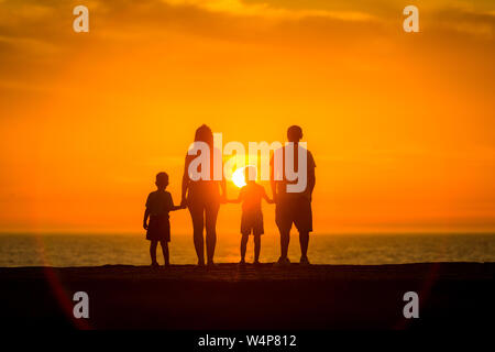 Perfetta per tutta la famiglia a guardare il tramonto sul mare Foto Stock