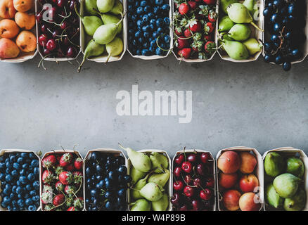 Estate frutta e bacche di assortimento in scatole di legno, spazio di copia Foto Stock