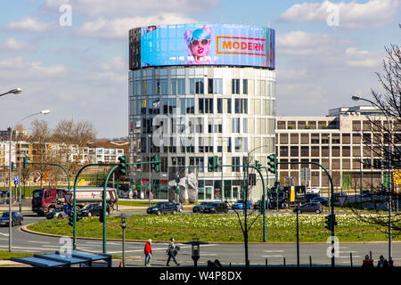 Nuova sede aziendale del Consiglio Funke Media Group, di Essen, su Berliner Platz, sulla destra la torre dei media, Medienhaus 2, con grande display video b Foto Stock