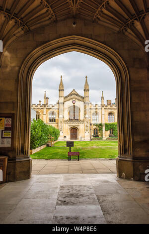 Regno Unito, Cambridge - Agosto 2018: Corpus Cristo College - guardando attraverso il cancello principale Foto Stock